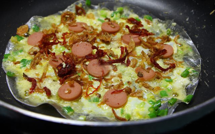 Cho xúc xích, bò khô, tép và hành khi vào