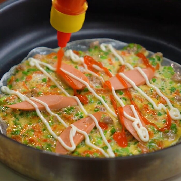 Cho tương ớt hoặc sa tế và các loại sốt bạn yêu thích