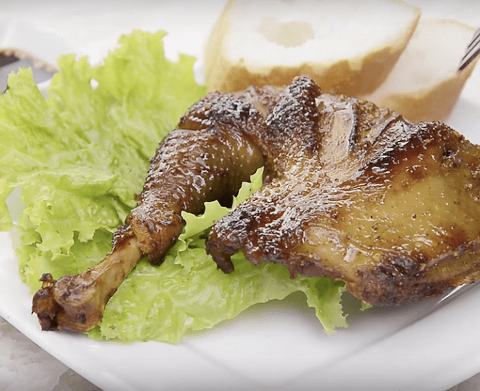 Món gà nướng đã sẵn sàng lên mâm cơm