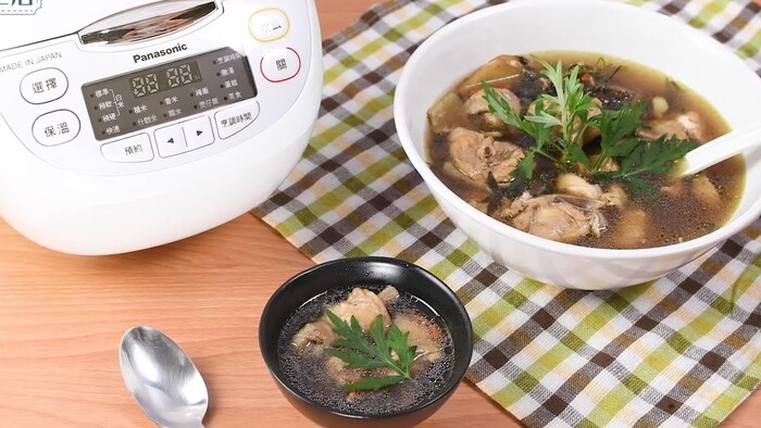 Gà hầm ngải cứu bằng nồi cơm điện giữ nguyên vị ngọt thịt gà