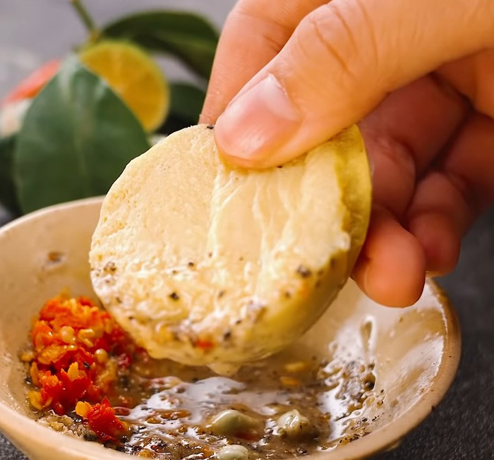 Thưởng thức cùng muối tiêu chanh và rau răm là chuẩn vị