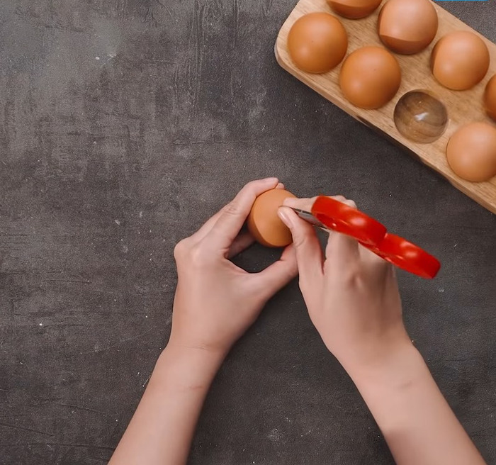 Dùng kéo tạo một lỗ nhỏ trên đầu quả trứng