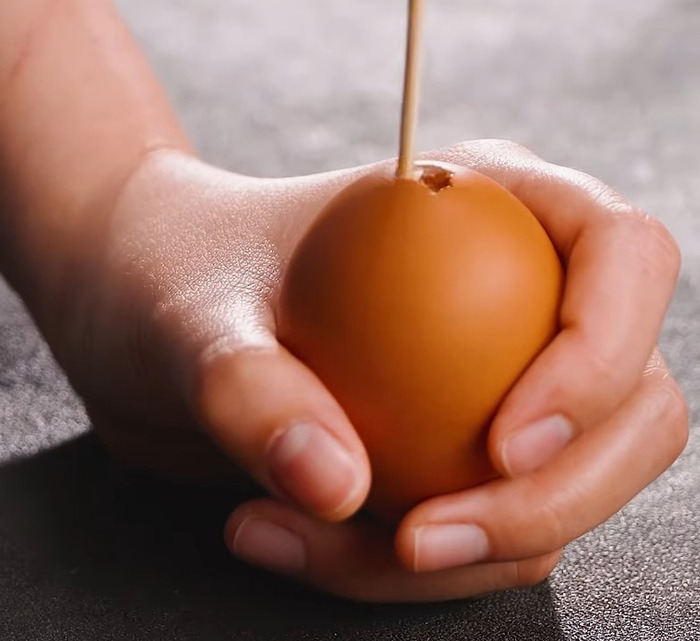 Dùng que nhỏ ngoáy đều lòng trắng và lòng vàng rồi đổ ra tô