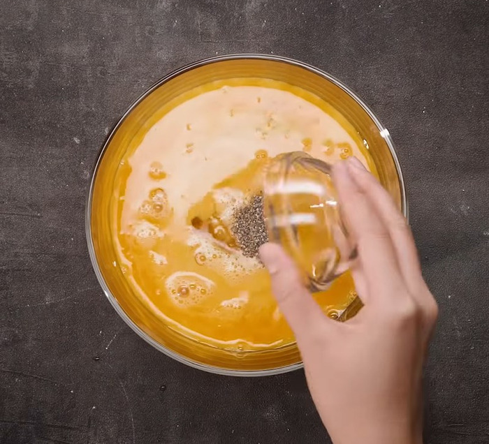 Cho lần lượt các gia vị vào tô trứng