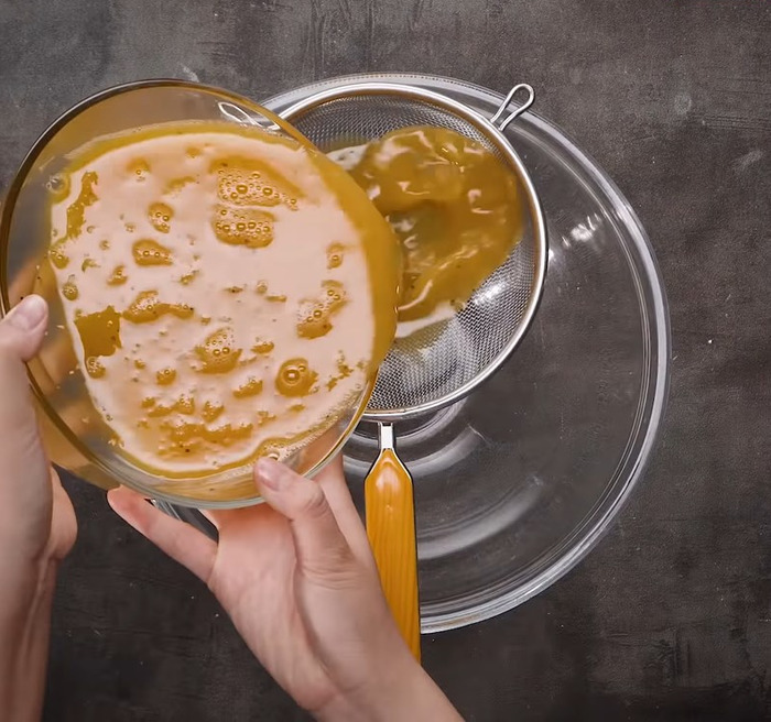 Sử dụng rây lọc để lọc hỗn hợp vừa chuẩn bị