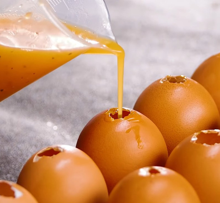 Sử dụng ca nhỏ để đổ hỗ hợp lại vào vỏ trứng trước đó