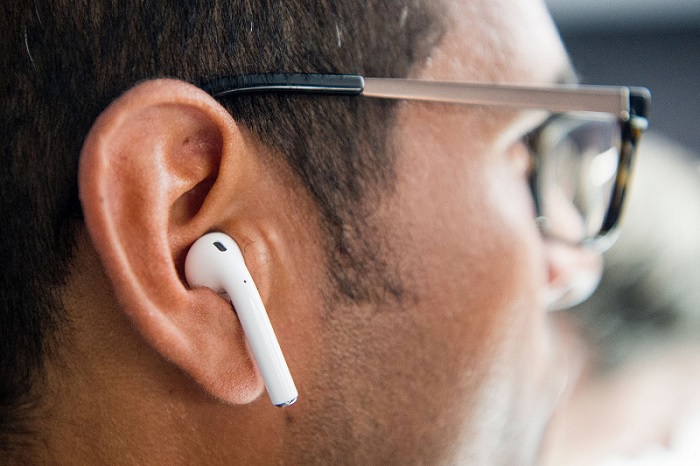 Trả lời hoặc thực hiện những cuộc gọi điện thoại trên tai nghe AirPods