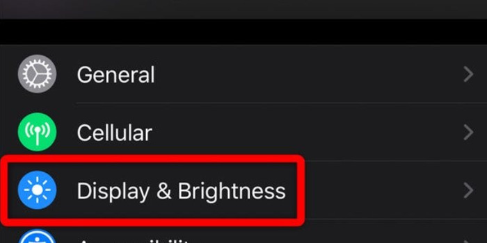 Chọn "Màn hình & Độ sáng"