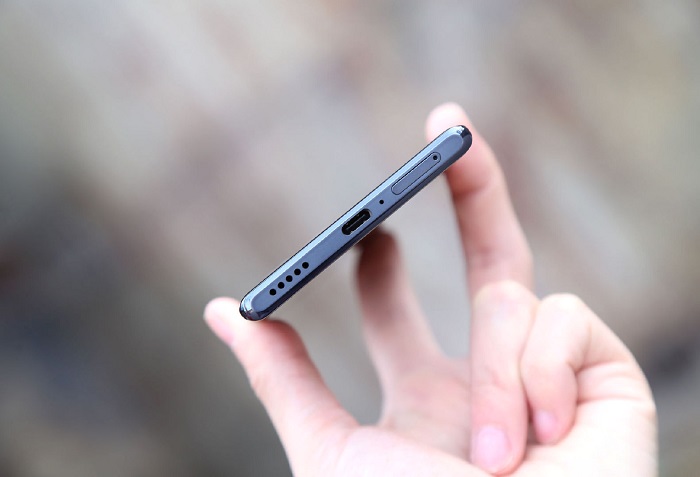 Cạnh đáy được bố trí loa ngoài, cổng USB-C, micro và khay cắm thẻ sim