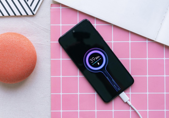 Dung lượng pin 5000mAh cùng hỗ trợ sạc nhanh 33W gây thích thú với người dùng