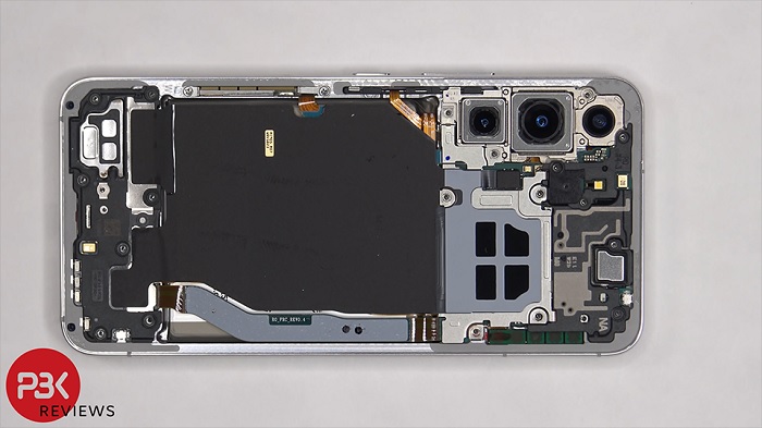 Bên trong thiết bị có một tấm than chì lớn giúp tản nhiệt giữa pin và mặt sau