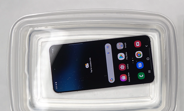 Màn hình cảm ứng hoạt động hơi chập chờn ở dưới nước nhưng không phải vấn đề lớn