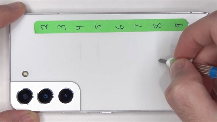 Mặt lưng máy cũng có khả năng chống xước ở mức 8 tương tự như mặt trước