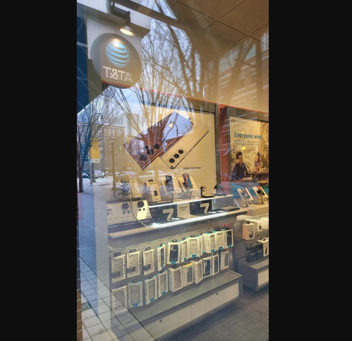 Bên trong một cửa hàng AT&T ở Mỹ cũng đã xuất hiện những hình ảnh như quảng cáo