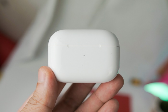 Đóng nắp hộp bảo vệ Airpods khi không sử dụng