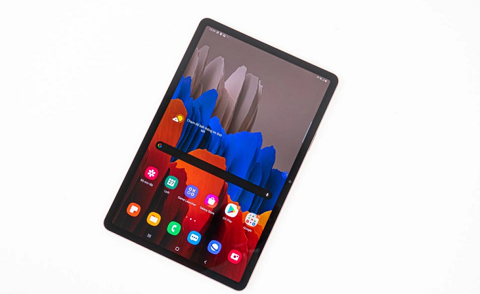 Tab S8 có thông số màn hình tương tự như Tab S7, song cụm camera đã được cải tiến hơn
