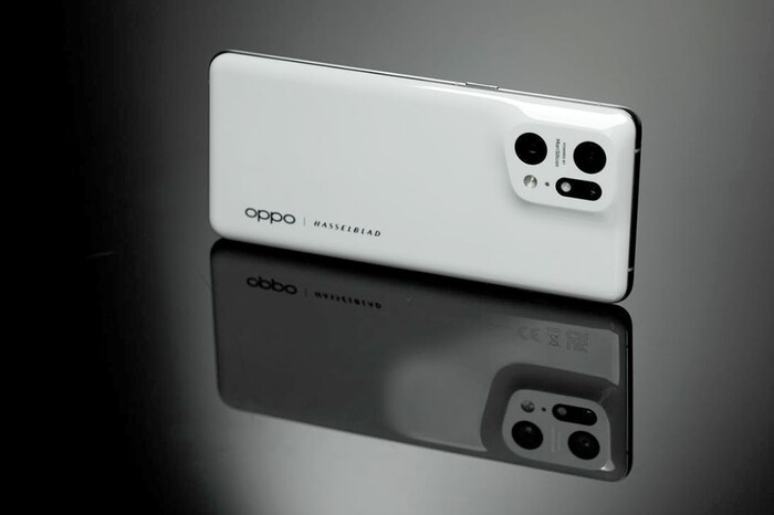 Thiết kế mặt lưng gốm đặc biệt và rất sang trọng