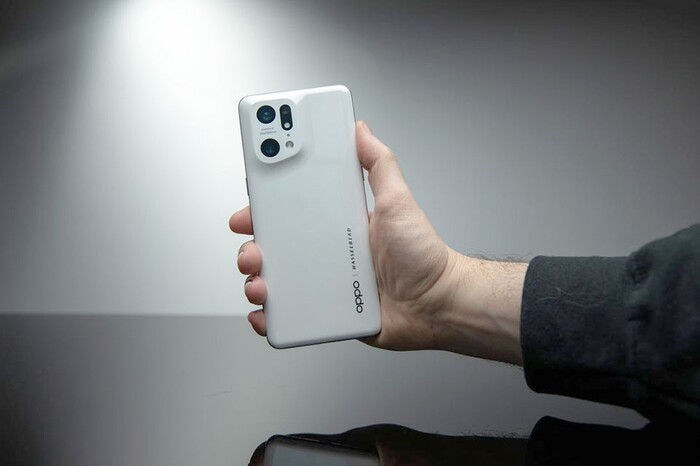 Cụm camera bất đối xứng tạo ra sự khác biệt trong thiết kế