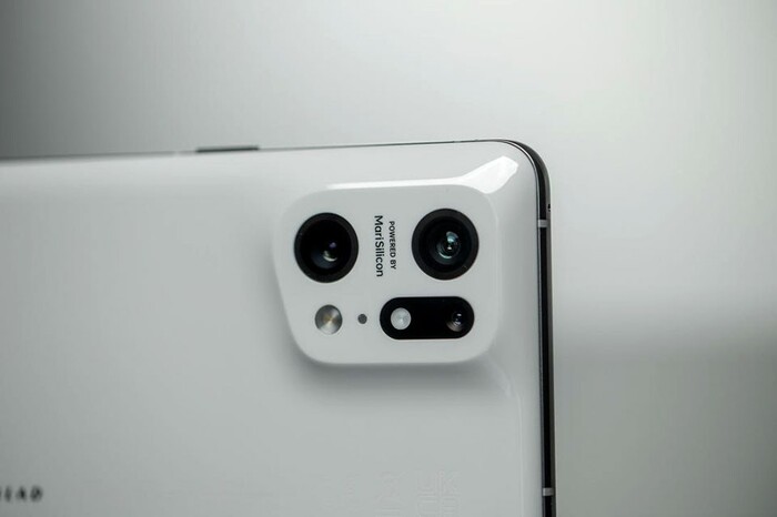 Cận cảnh cụm camera sau của máy