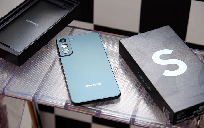 Galaxy S22+ với mọi ưu điểm so với 2 người anh em mới ra mắt