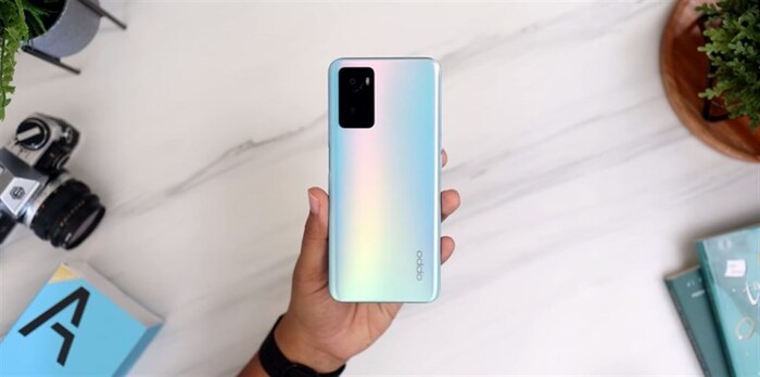 Còn đây là OPPO A76 phiên bản màu xanh mát mắt