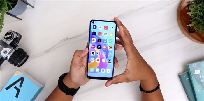 Máy sở hữu màn hình đục lỗ chứa camera selfie 8MP