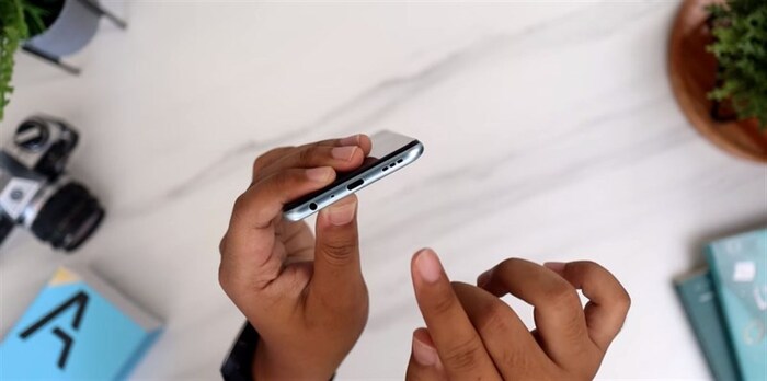 Cạnh dưới của OPPO A76 là nơi đặt loa ngoài, micro, lỗ cắm tai nghe 3.5 và cổng sạc Type-C