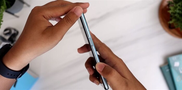 Cạnh phải của OPPO A76 là nơi đặt phím nguồn kiêm cảm biến vân tay 1 chạm