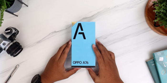 Vỏ hộp OPPO A76 với màu xanh đẹp mắt 