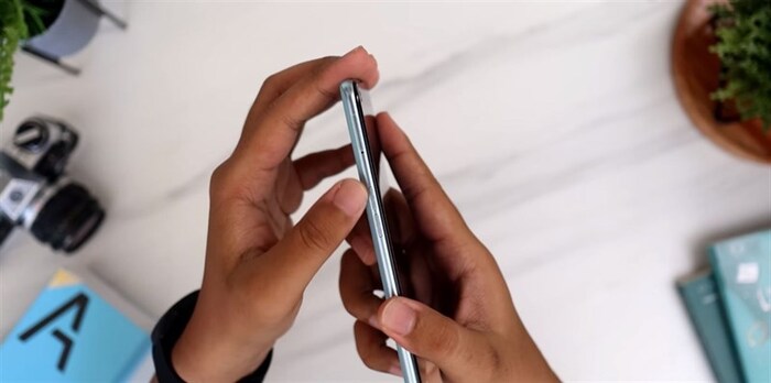 Cạnh trái của OPPO A76 là nơi đặt cụm phím điều chỉnh âm lượng và khe chứa SIM