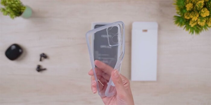 Đi kèm là một ốp lưng trong suốt