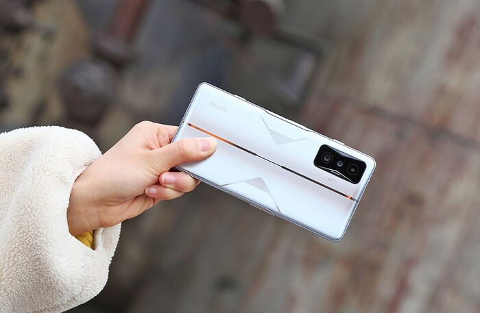 Mặt lưng được thiết kế tối giản hơn người tiền nhiệm