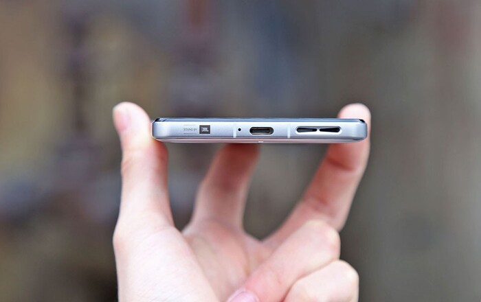 Cổng sạc và hệ thống loa âm thanh