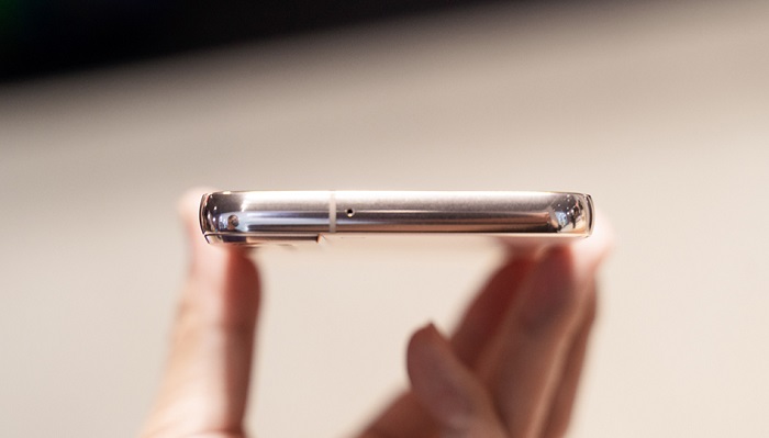 Đỉnh máy được bố trí dải ăng ten và micro