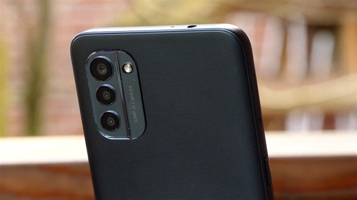 Máy được trang bị cụm 3 camera sau với camera chính lên tới 50MP