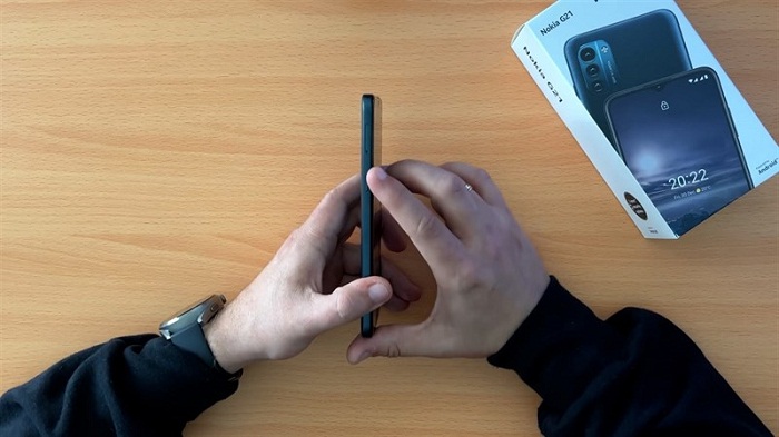 Cạnh trái là nút nguồn và khe SIM