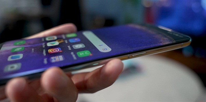 Cạnh phải là phím nguồn