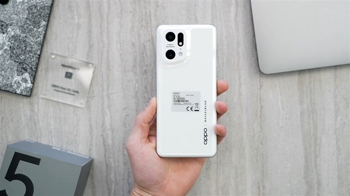 OPPO Find X5 Pro nổi bật với tông màu trắng cùng mặt lưng gốm cực xịn sò