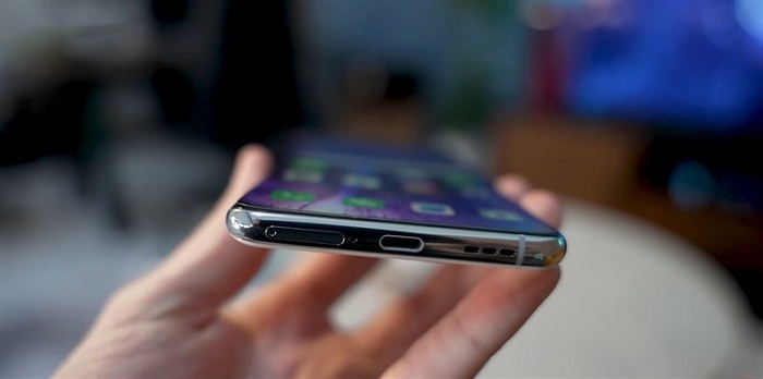 Cạnh dưới là cổng sạc USB Type-C, loa ngoài và khay đựng SIM