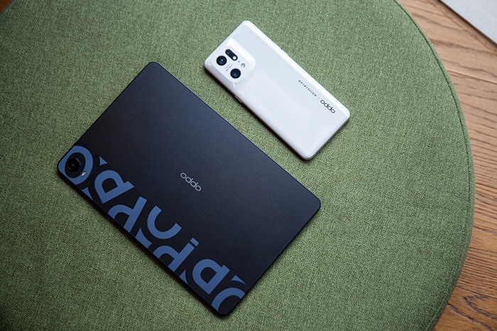 Mặt lưng máy khá bắt mắt với họa tiết logo OPPO