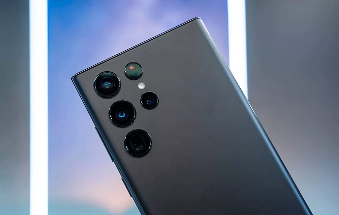 Cụm camera trên S22 Ultra có sự khác biệt với các ống kính được ốp hẳn vào mặt lưng
