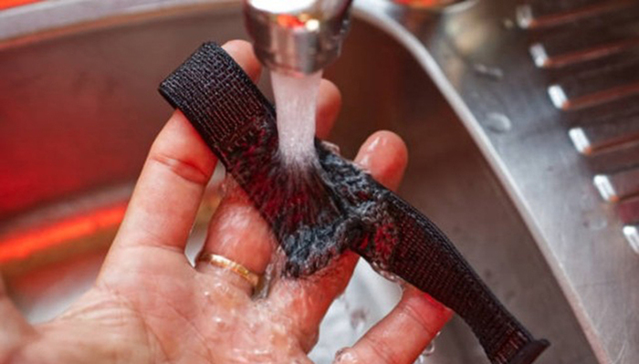 Tùy thuộc chất liệu dây đeo để có các cách vệ sinh khác nhau