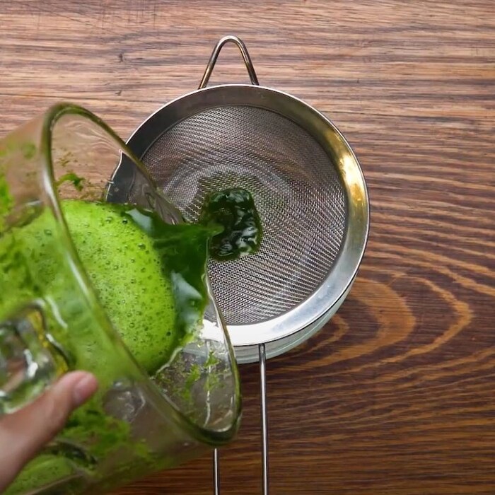 Lọc hỗn hợp nước lá dứa qua rây