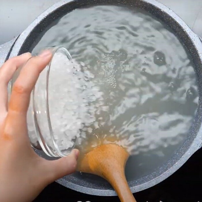 Khuấy đều tay hốn hợp rau câu ở lửa vừa