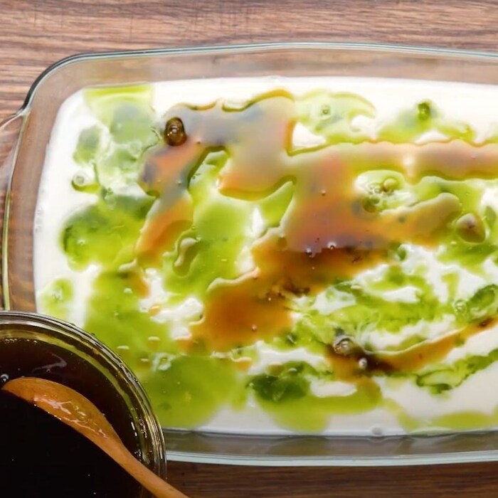 Cho hỗn hợp rau câu lá dứa lên khuôn