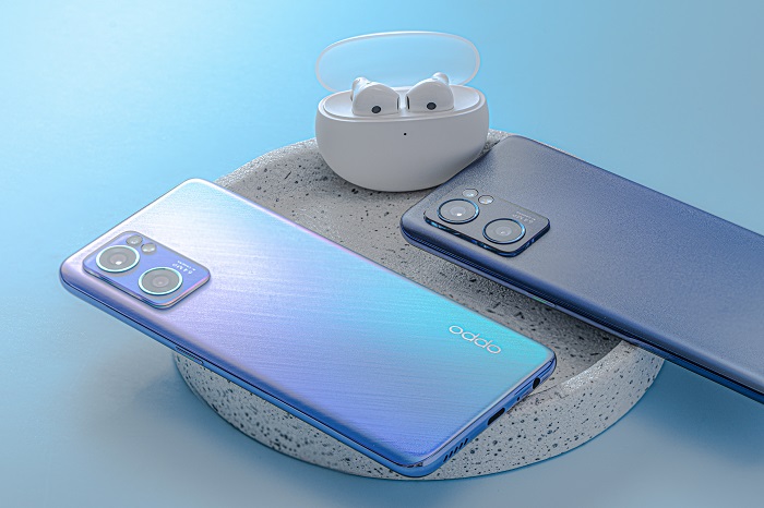 OPPO Reno7 5G với mặt lưng và khung viền được vát cong