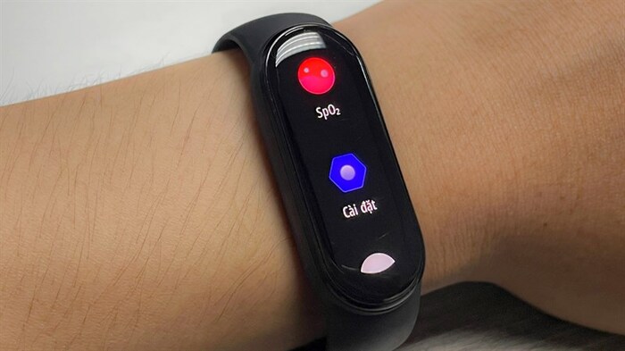 Chức năng SpO2 có icon màu đỏ dễ nhận biết
