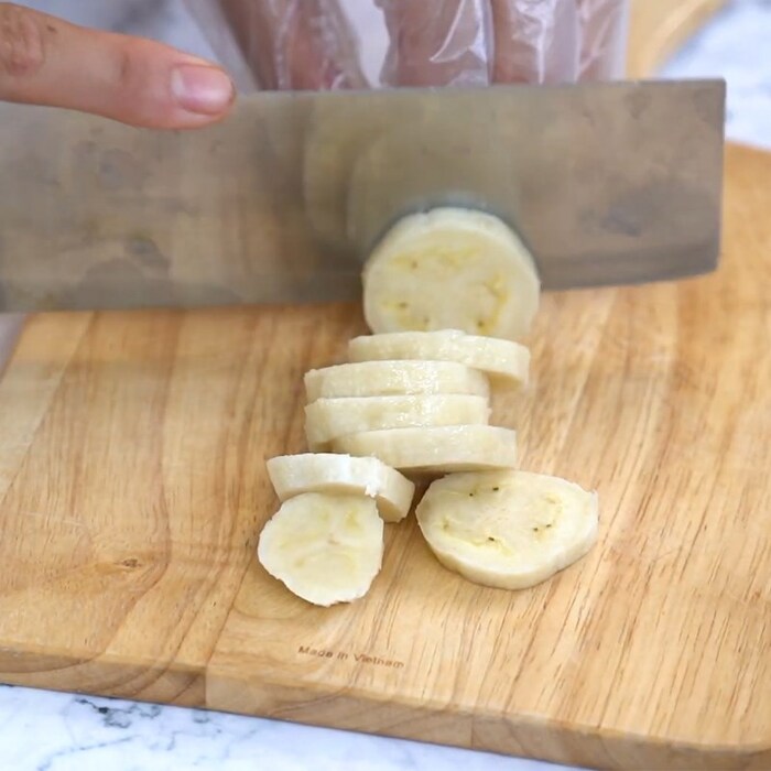 Chuối thái khoanh đều tay