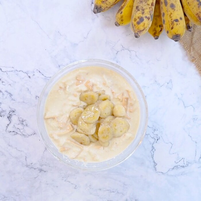 Cho thêm phần chuối vừa sên vào