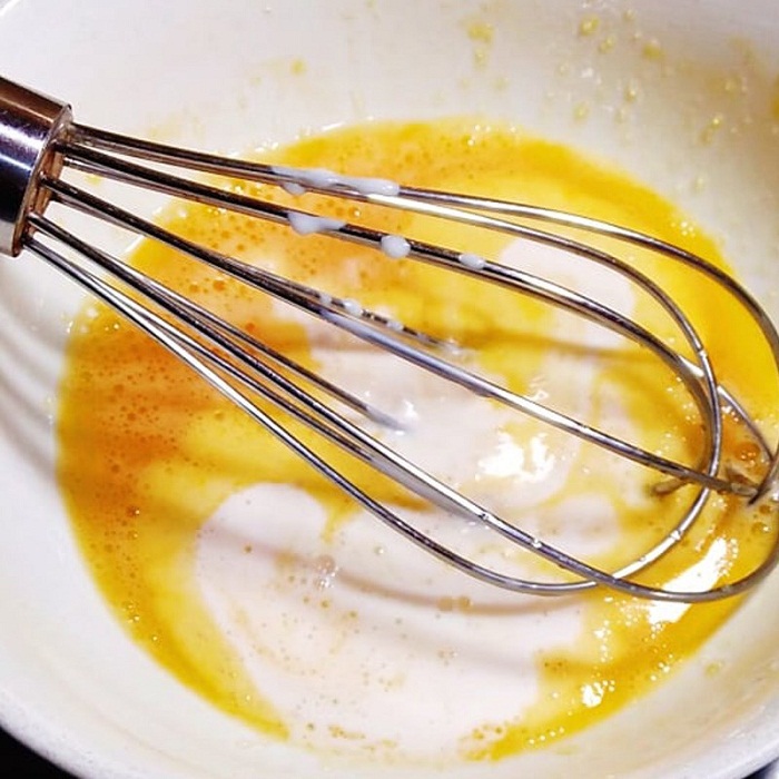 Cho trứng gà, đường, sữa tươi vào tô và khuấy đều